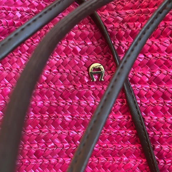 $15 (𝙇𝘼𝙎𝙏 𝘾𝙃𝘼𝙉𝘾𝙀)ETIENNE AIGNER RAFFIA PURSE - Picture 2 of 5